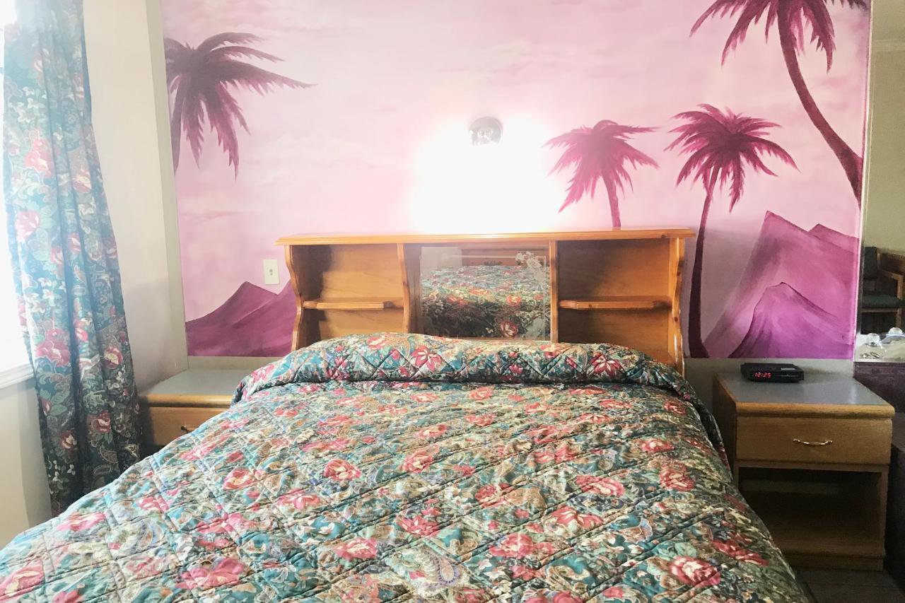Lamplighter Motel Камлупс Екстериор снимка