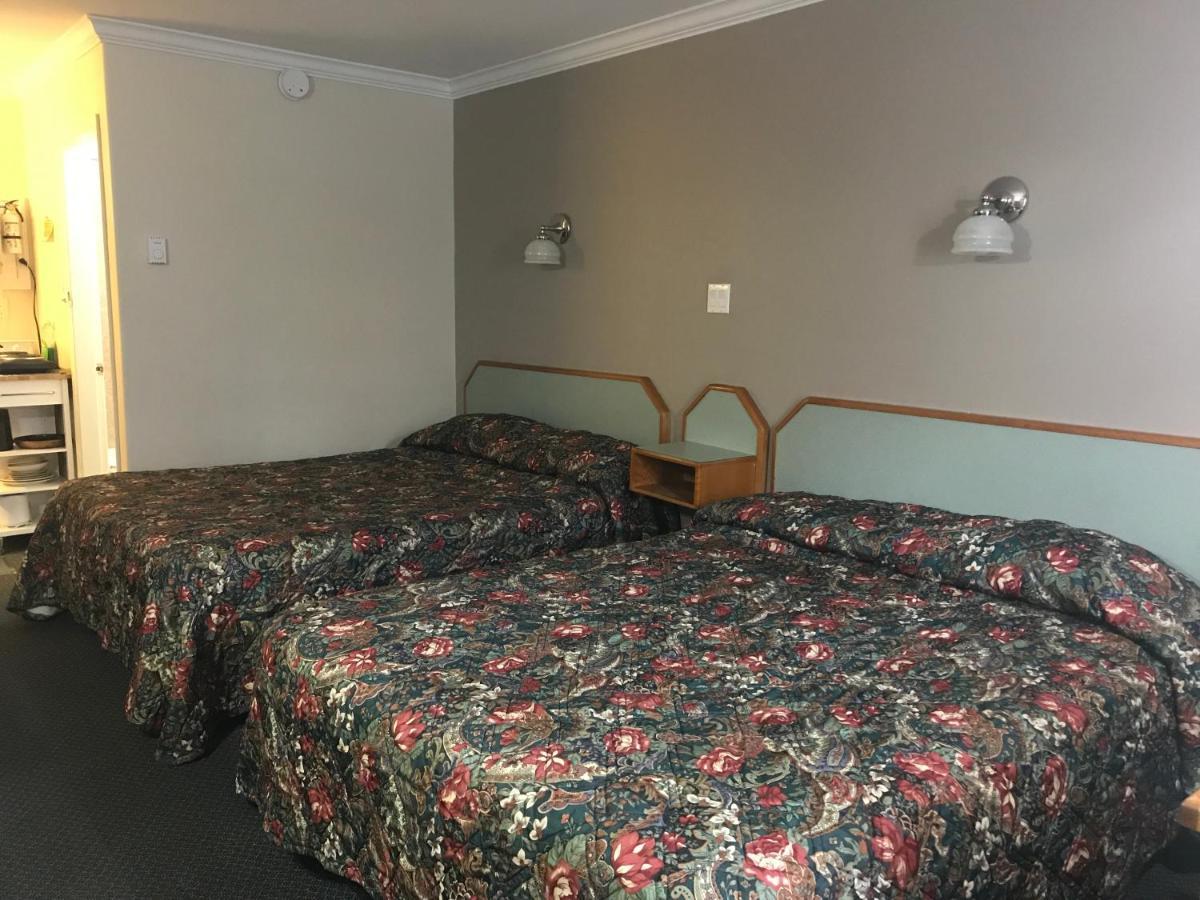 Lamplighter Motel Камлупс Екстериор снимка