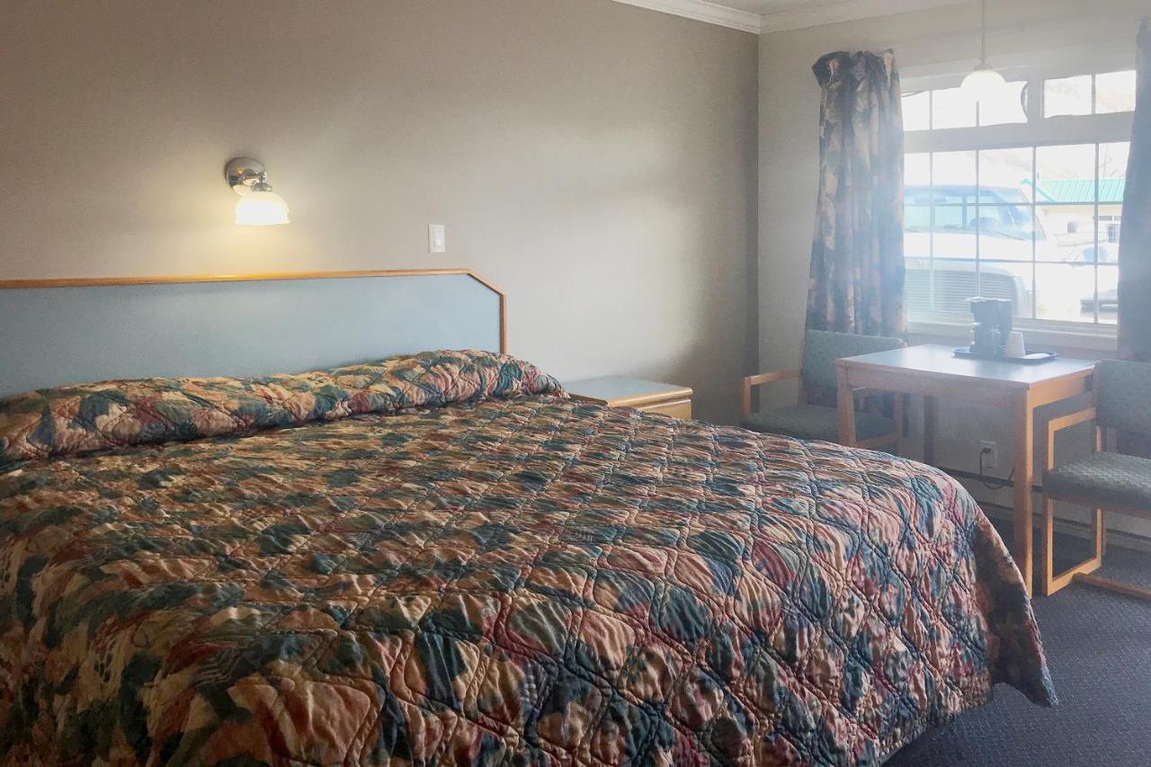 Lamplighter Motel Камлупс Екстериор снимка