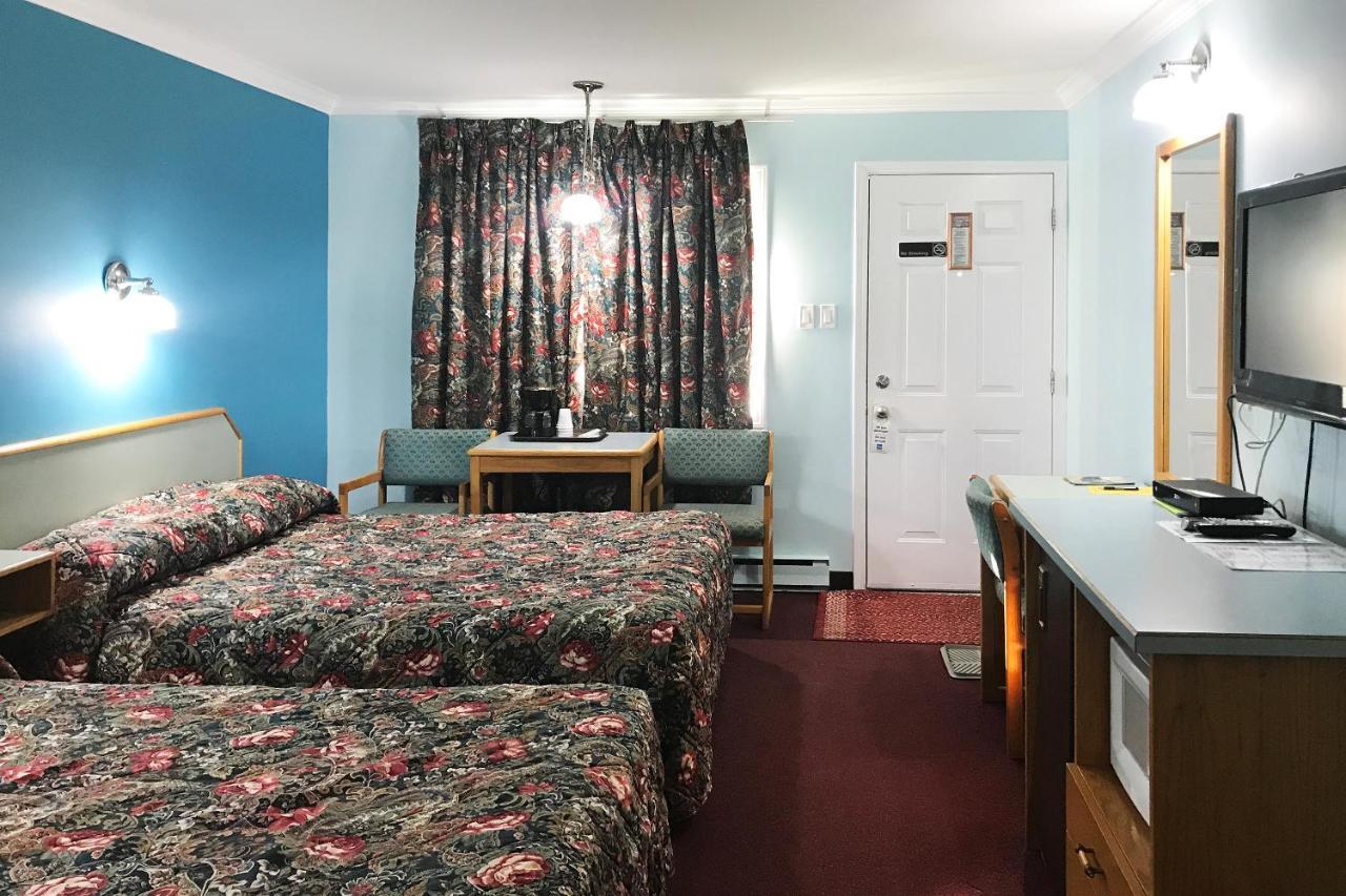 Lamplighter Motel Камлупс Екстериор снимка