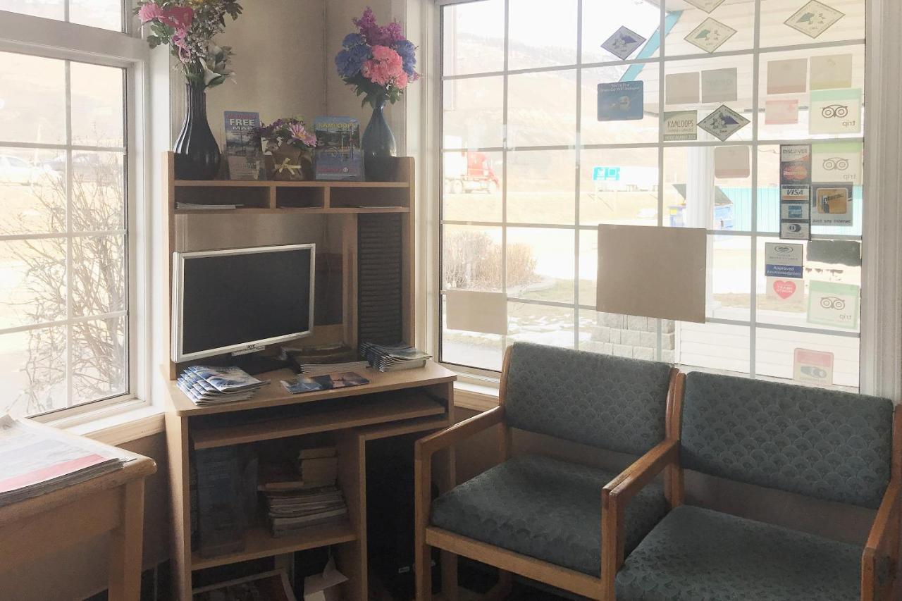 Lamplighter Motel Камлупс Екстериор снимка