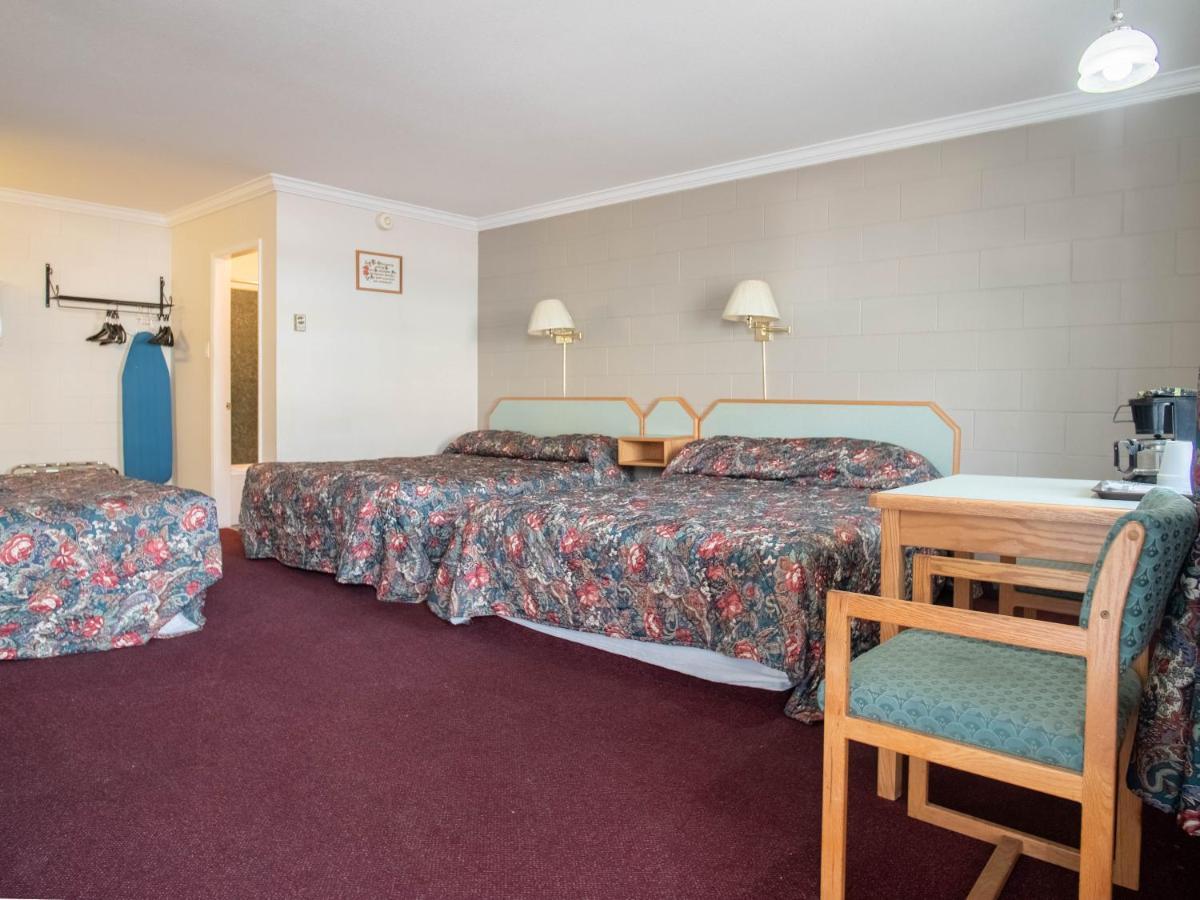 Lamplighter Motel Камлупс Екстериор снимка