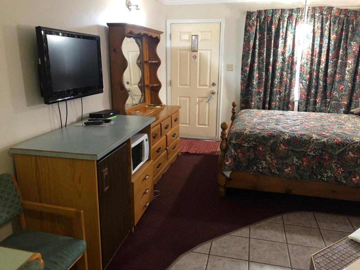 Lamplighter Motel Камлупс Екстериор снимка