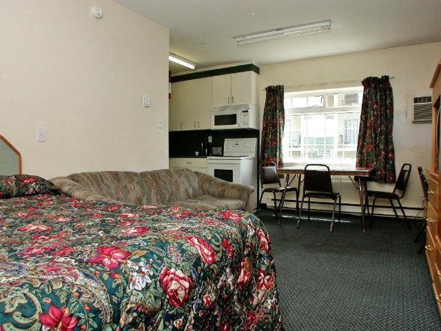 Lamplighter Motel Камлупс Екстериор снимка