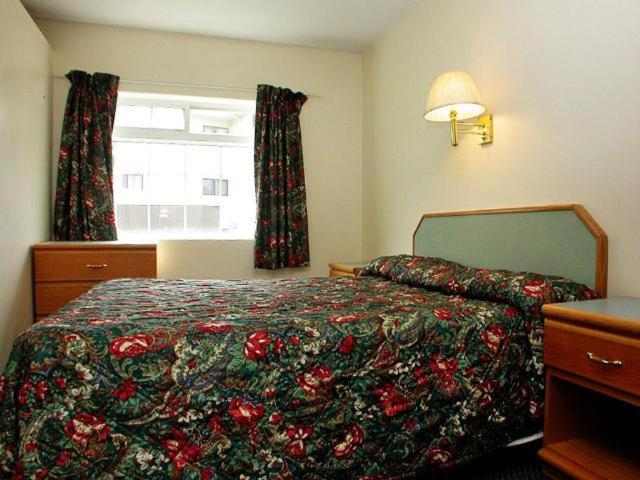 Lamplighter Motel Камлупс Екстериор снимка